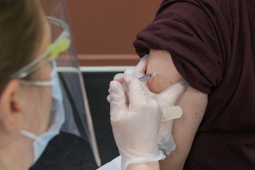 Impfstart gegen Covid-19 bei WEPA in Müschede  