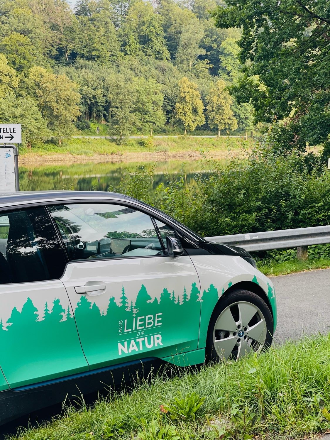[Translate to English UK:] grünes Auto mit Schriftzug "Aus Liebe zur Natur"ur"